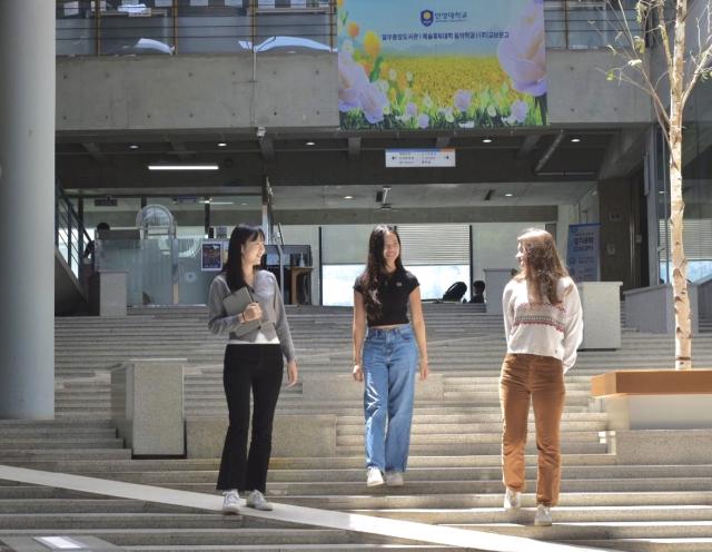 NSP통신-안양대학교 캠퍼스를 거닐고 있는 학생들. (사진 = 안양대학교)