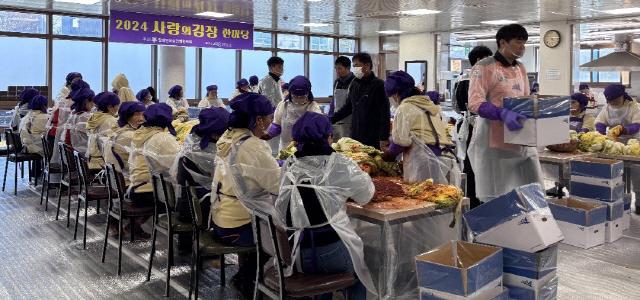 NSP통신-옥암동주민자치위원회, 신안군 암태면 김장 봉사 (사진 = 목포시)