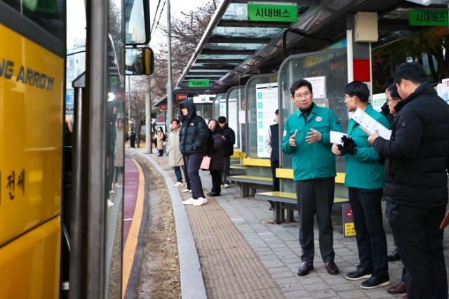 NSP통신-이상일 용인특례시장이 전국철도노동조합 총파업이 시작된 5일 아침 기흥역에서 출근길 대중교통 상황과 시가 비상수송대책으로 마련한 전세버스 원활한 운행 여부를 점검하고 있다. (사진 = 용인특례시)