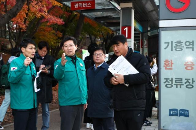 NSP통신-이상일 용인특례시장이 전국철도노동조합 총파업이 시작된 5일 아침 기흥역에서 출근길 대중교통 상황과 시가 비상수송대책으로 마련한 전세버스 원활한 운행 여부를 점검하고 있다. (사진 = 용인특례시)