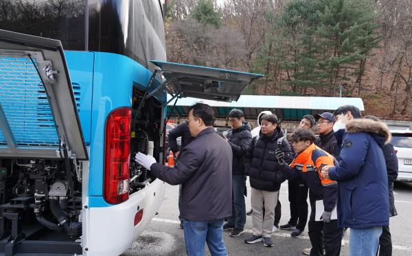 NSP통신-한국교통안전공단은 5일 서울소방학교에서 서울 소방재난본부 소방대원 및 소방기관 관계자 등을 대상으로 전기버스 사고 발생 시 효율적인 인명구조를 위한 소방대원 자동차 안전구조 세미나를 개최했다. (사진 = 한국교통안전공단)