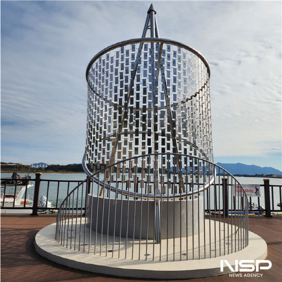NSP통신-망덕포구에 세워진 윤동주 시 조형물 (사진 = 광양시청)