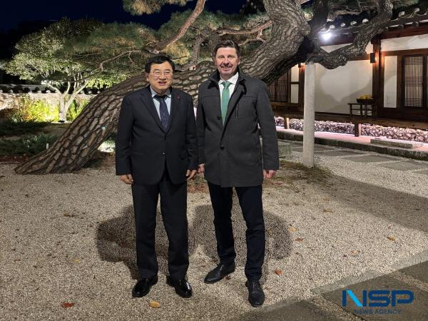 NSP통신-경주시는 지난 4일 경주를 방문한 파벨 파찰(Pavel Pacal) 체코 트레비치시장과 주낙영 경주시장이 간담회를 갖고 양 도시 간 협력 강화 방안을 논의했다고 밝혔다. (사진 = 경주시)