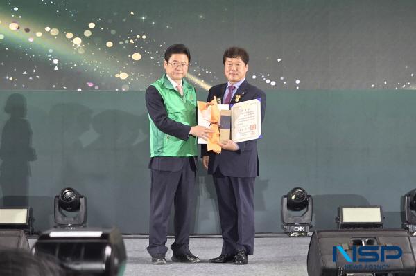 NSP통신-청송군은 청송군새마을회가 지난 4일 경산실내체육관에서 열린 2024년 경상북도 새마을지도자대회에 참가해 대통령표창을 비롯한 다수의 표창을 수상했다. (사진 = 청송군)