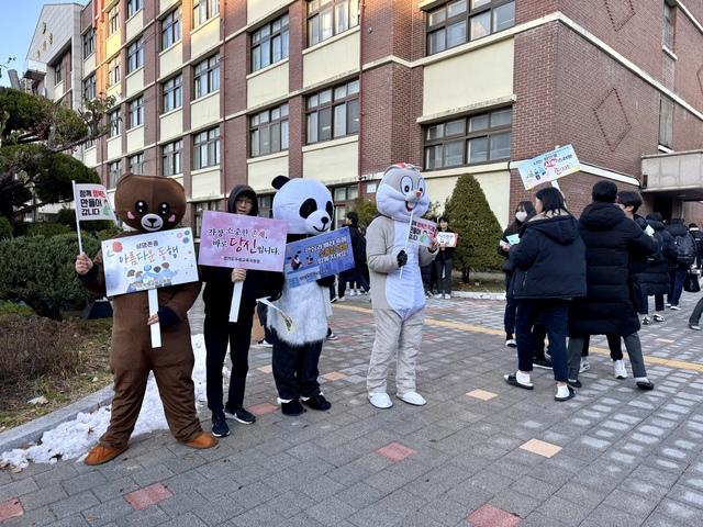 NSP통신-숙지중학교 학생들이 생명살림 릴레이 캠페인을 펼치고 있다. (사진 = 수원교육지원청)