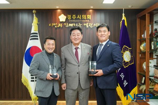 NSP통신-경주시의회 최재필 의원과 박광호 의원이 경상북도 시군의회의장협의회에서 수여하는 2024년 경상북도 의정봉사대상을 수상했다. (사진 = 경주시의회)