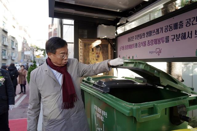 NSP통신-신상진 성남시장이 금광동 생활쓰레기 거점배출시설 개소식에 참석해 시설을 살피고 있다. (사진 = 성남시)