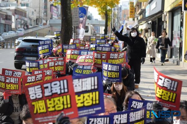 NSP통신-대구사이버대학교 이근용 총장과 주요 보직자 및 직원, 언어치료학과 교수 및 학생, 총학생회 등 대학 관계자 150여 명은 지난 7일 오전 11시경 대구 수성구 소재 주호영 의원 사무실을 방문해 학교 측 의견을 개진하고 진행 중인 법안 개정이 신속히 이뤄질 수 있도록 거리 시위를 진행했다. (사진 = 대구사이버대학교)