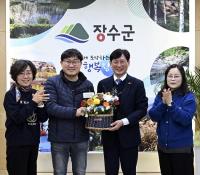 [NSP PHOTO]장수군, 다섯째 출산 다둥이 가정에 축하메세지 전달