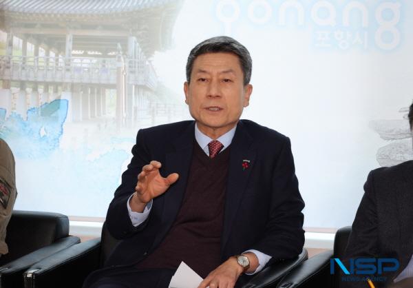 NSP통신-이 시장은 9일 시청 브리핑룸을 찾아 연말연시 지역 민생 안정 특별대책을 설명하며 시민·사회 안정을 위해 전방위적으로 대처하는 한편 각종 지역 현안 사업들이 차질 없이 추진될 수 있도록 노력하겠다고 강조했다. (사진 = 포항시)