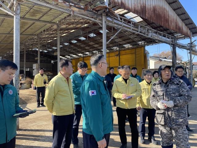 NSP통신-정장선 시장이 이한경 행정안전부 안전차관과 평택시 대설 피해지역 현장 점검을 하고 있다. (사진 = 평택시)