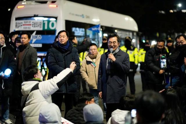 NSP통신-9일 오후 윤석열 대통령 탄핵 촉구 촛불집회 현장을 찾은 김동연 경기도지사가 격려의 말을 하고 있다. (사진 = 독자)