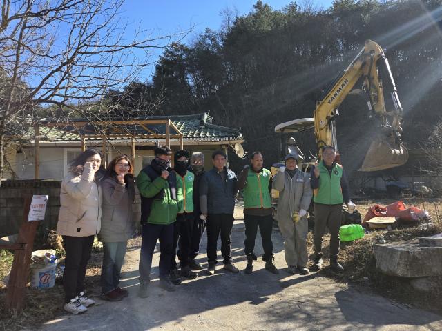 NSP통신-봉화읍 지역자율방재단과 함께 힘 모아, 봉화군종합자원봉사센터 동절기 한파대비 복지사각지대 재능기부 재가봉사 활동 펼쳐 (사진 = 봉화군)