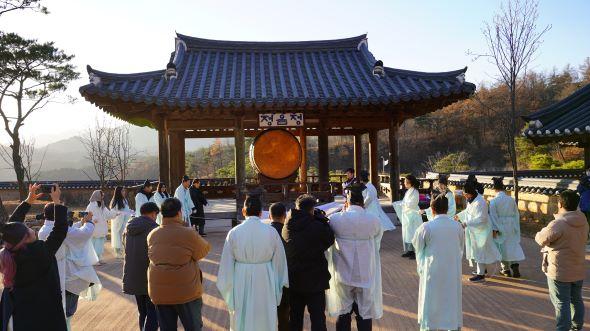 NSP통신-영주 선비세상 선비정신 울리는 자하고(紫霞鼓) 제막식 열어, 선비세상의 정체성을 살린 랜드마크 조성, 체험형 문화콘텐츠로 선비정신 계승 (사진 = 영주시)