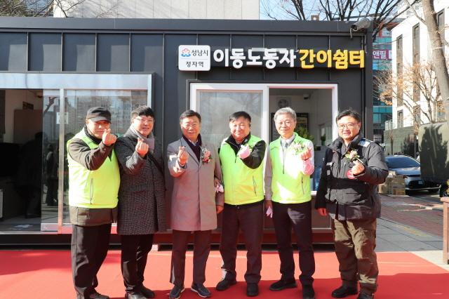 NSP통신-신상진 성남시장이 10일 정자역 이동노동자 간이쉼터 앞에서 관계자들과 기념사진을 찍고 있다. (사진 = 성남시)