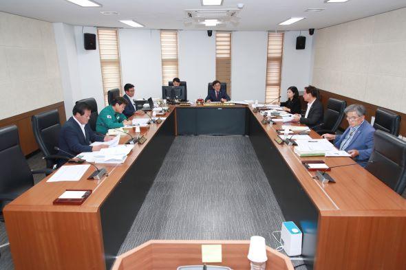 NSP통신-안동시의회 예산결산특별위원회는 이달 12일부터 18일까지 7일간의 일정으로 2024년도 제3회 추가경정 예산안 및 2025년도 예산안을 심사한다. (사진 = 안동시의회)
