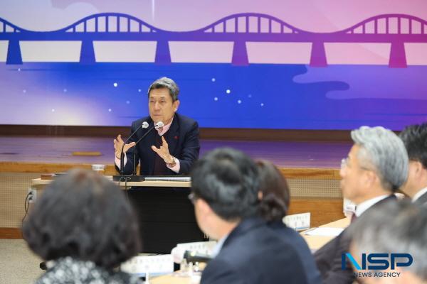 NSP통신-이강덕 포항시장은 12월 확대간부회의를 주재하며 대내외적으로 어려운 시기이지만 이럴 때일수록 시민만을 바라보고 시정 추진에 모든 노력을 다해 줄 것을 당부했다. (사진 = 포항시)