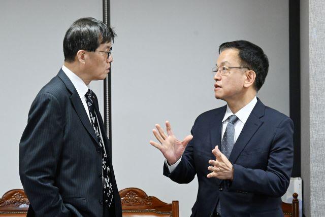 NSP통신-4일 왼쪽부터 이창용 한국은행 총재, 최상목 부총리 겸 기획재정부 장관이 대화하고 있다. (사진 = 한국은행)
