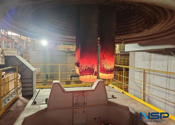 NSP통신-포스코퓨처엠이 제조기술을 국산화한 직경 300mm의 UHP(Ultra High Power)급 전극봉 (사진 = 포스코퓨처엠)
