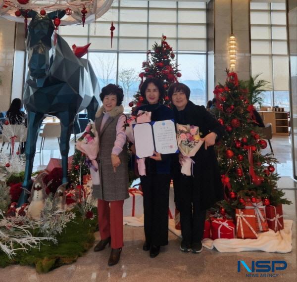 NSP통신-칠곡군 여성단체협의회는 지난 11일 경상북도 여성단체협의회가 주관하는 2024년 경북여성단체 사업평가회에서 도내 여성단체 발전기금 사업 우수단체로 선정돼 장려상을 수상했다. (사진 = 칠곡군)