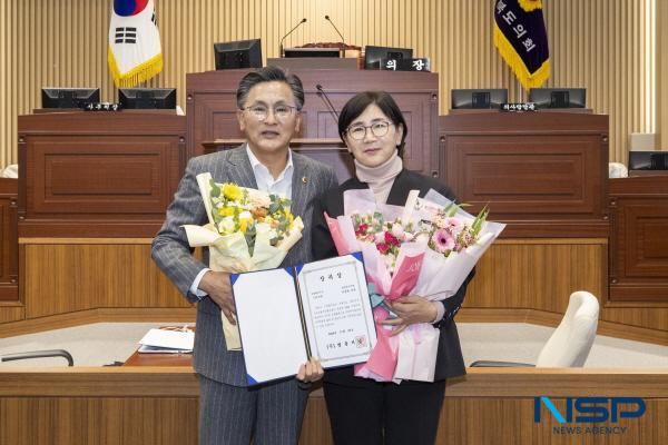 NSP통신-경상북도의회 이선희 의원(청도, 국민의힘, 기획경제위원장)이 도내 로컬크리에이터의 체계적 육성 및 지원 근거를 담은 경상북도 로컬크리에이터 육성 및 지원 조례로 법률저널이 주관하는 2024 지방의정대상 광역의회 입법활동 부문에 선정돼 지난 11일 경상북도의회 본희의장에서 전수식을 가졌다. (사진 = 경상북도의회)