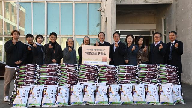 -12일 김근영 화성도시공사 사장오른쪽 여섯번째과 관계자들이 사랑의 쌀 나눔행사에서 기념촬영을 하고 있다 사진 화성도시공사