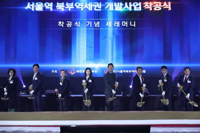 NSP통신-한화 건설부문 김승모 대표이사와 주요 내빈들이 시삽식을 하고 있다. (사진 = 한화 건설부문)
