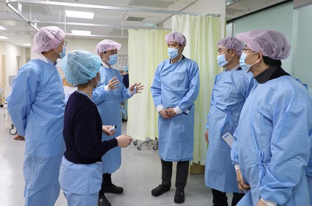 -10일 윌스기념병원과 존스홉킨스병원 관계자들이 대화를 하는 모습 사진 윌스기념병원 수원