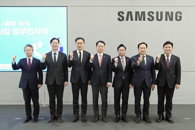 NSP통신-이권재 오산시장(오른쪽 두번째)과 관계자들이 기념촬영을 하는 모습. (사진 = 오산시)