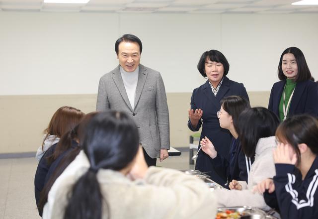 NSP통신-12일 임태희 경기도교육감(왼쪽 첫번째)이 은유고 학생들과 대화를 하고 있다. (사진 = 경기도교육청)