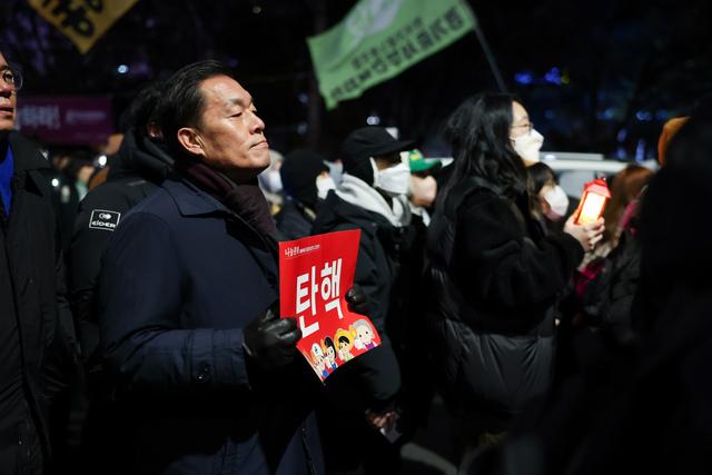 NSP통신-7일 이재준 수원시장이 국회의사당 앞에서 시위에 참여하고 있는 모습. (사진 = 수원시)