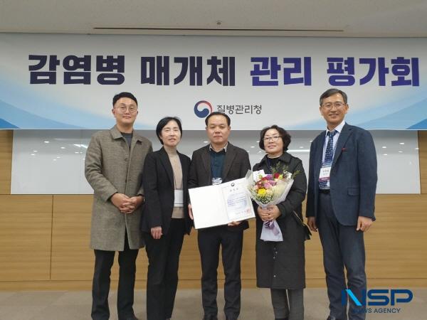 NSP통신-구미시는 지난 12일 서울 at센터에서 열린 2024년 감염병 매개체 관리사업 평가회에서 매개체 전파질환 조사감시 분야에서 질병관리청장상을 수상하며 전국적인 방제 모범도시로 자리매김했다. (사진 = 구미시)