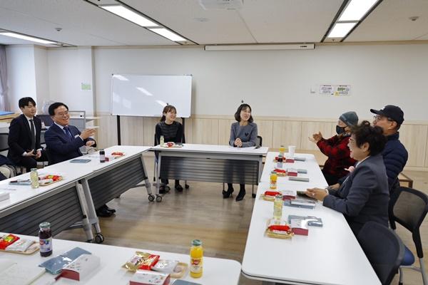 NSP통신-진교훈 서울 강서구청장(왼쪽 두 번째)이 서울농아인협회 강서구지회 간담회에서 참석자들과 수어로 대화하고 있다. (사진 = 강서구)