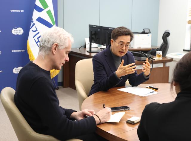 NSP통신-김동연 경기도지사가 14일 오후 서울 여의도 중앙협력본부 사무실에서 프랑스 르몽지와 긴급 인터뷰를 하고 있다. (사진 = 경기도)