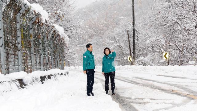 NSP통신-김보라 안성시장(오른쪽) 대설 피해 현장 방문 모습. (사진 = 안성시)