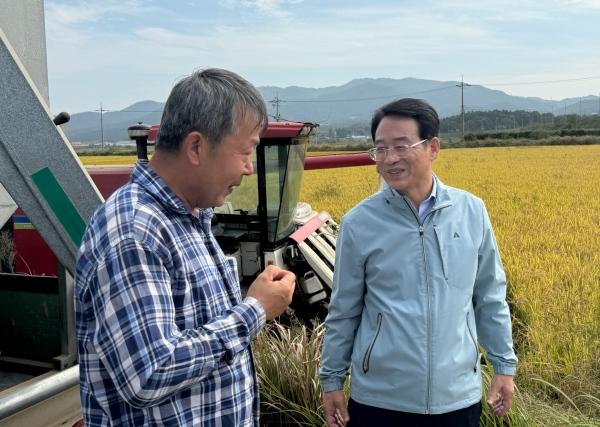 NSP통신-강진원 강진군수(사진 오른쪽)가 영농현장에서 농업인의 애로사항을 듣고 있다. (사진 = 강진군)