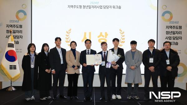 NSP통신-전라남도는 행정안전부의 2024년 지역주도형 청년일자리사업 평가에서 최우수 지방자치단체에 선정됐다.(김민재 행안부 차관보와 홍양현 도 청년희망과장 등) (사진 = 전남도)