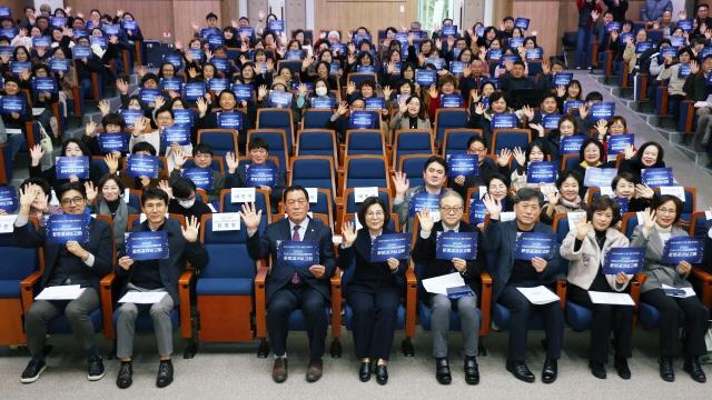 NSP통신-안성시지역사회보장협의체 운영결과보고회 참석자 단체 기념촬영 모습. (사진 = 안성시)