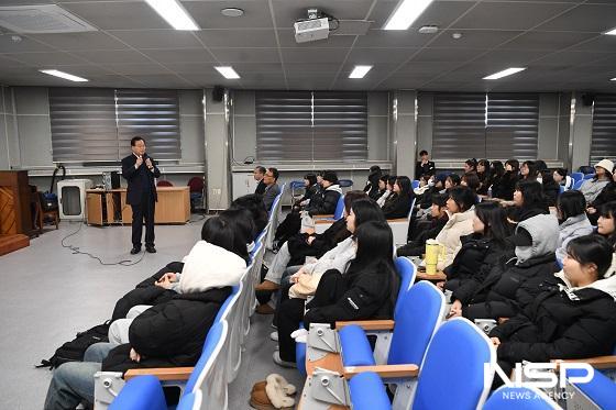 NSP통신-유희태 완주군수가 삼례읍의 한별고를 찾아 꿈의 크기를 키워라는 주제로 특강하고 학생들을 격려했다. (사진 = 완주군)