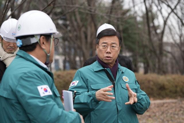 NSP통신-16일 탄천 교량 복구공사 현장 순찰 중인 신상진 성남시장(오른쪽). (사진 = 성남시)