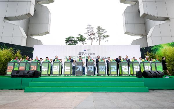 NSP통신-경상북도가 도내 22개 시군을 대상으로 2024년도 산림레저관광분야 시책 추진 실적을 평가한 결과 안동시가 최우수 기관의 영예를 차지했으며 김천시와 경주시는 우수 시군, 칠곡군은 공로 시군으로 각각 선정됐다. (사진 = 경상북도)