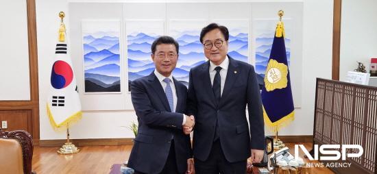 NSP통신-정인화 광양시장과 우원식 국회의장 기념 찰영 (사진 = 광양시청)