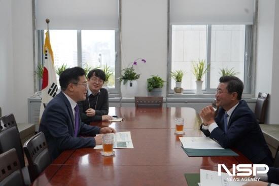 NSP통신-정인화 광양시장 박찬대 더불어민주당 원내대표에게 광양시 주요 사업 설명 (사진 = 광양시청)