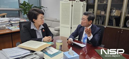 NSP통신-정인화 광양시장 권향엽 국회의원에게 광양시 주요 사업 설명 (사진 = 광양시청)