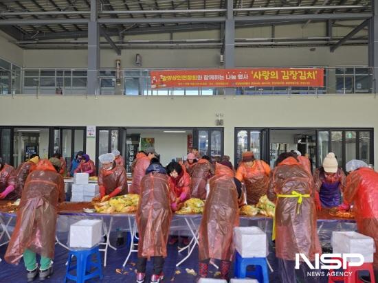 NSP통신-정인화 시장과 광양상인연합회 회원들 절임 배추에 양념 버무리기 (사진 = 광양시청)
