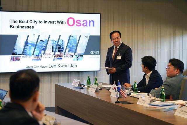 NSP통신-9월 9일 이권재 오산시장이 미국 서니베일 어플라이드 머티어리얼즈서 투자유치 설명회를 진행하고 있다. (사진 = 오산시)