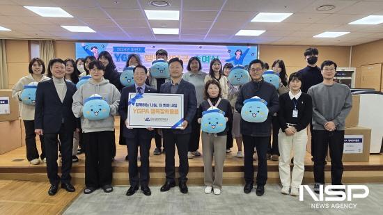 NSP통신-박성현 사장 및 공사 임직원이 행복장학금 수여 받은 학생들과 기념 찰영 (사진 = 여수광양항만공사)