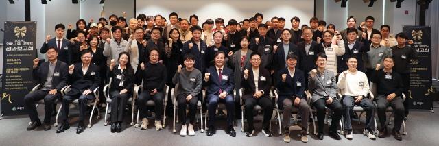 NSP통신-17일 의왕시 창업지원공간 유니콘로드가 성과보고회를 개최했다. 사진은 관계자들의 기념촬영 모습. (사진 = 의왕시)