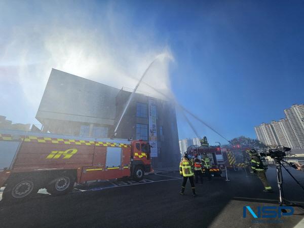 NSP통신-지난 10월 24일 완산동 행정복지센터에서 실시한 다중밀집시설 대형화재 발생 대응 훈련 모습 (사진 = 영천시)