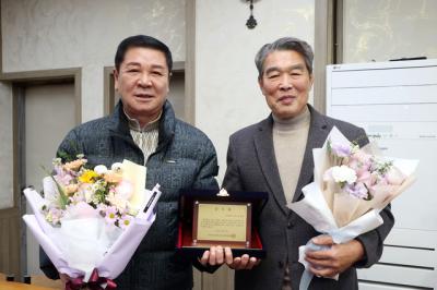 [NSP PHOTO]유재광 수원시의원 지속가능한 율천동 발전협의회 감사패 받아